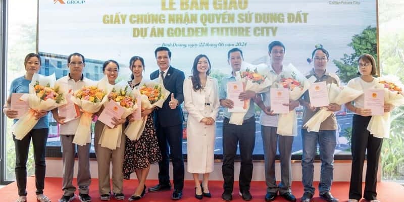 Kim Oanh bàn giao cho khách hàng Giấy chứng nhận quyền sử dụng đất dự án Golden Future City