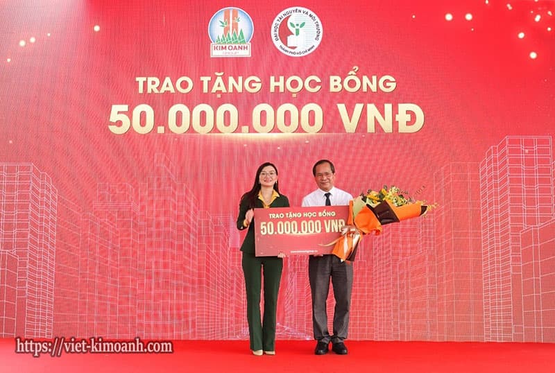 Bà Nguyễn Ngọc Ánh trao tặng 10 suất học bổng tổng trị giá 50 triệu đồng cho sinh viên trường Đại học Tài Nguyên Môi Trường
