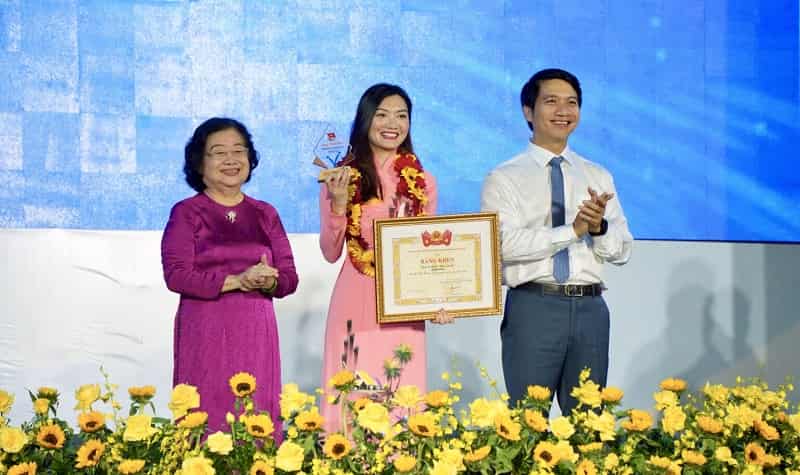 Quỹ Từ thiện Kim Oanh nhận giải thưởng Tình nguyện quốc gia 