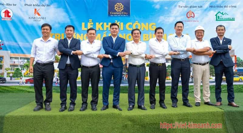 Đại diện kim oanh group chụp hình lưu niệm tại buổi lễ