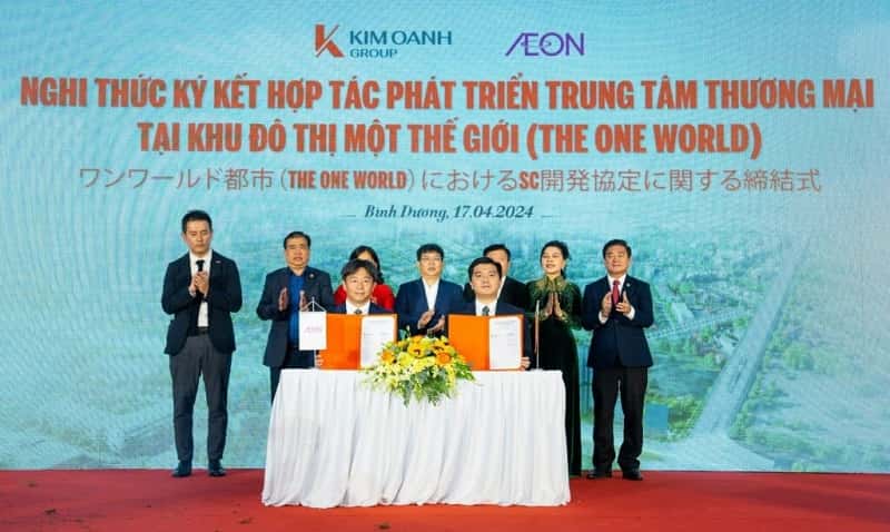 Dai dien cong ty kim oanh chup anh cung doi tac