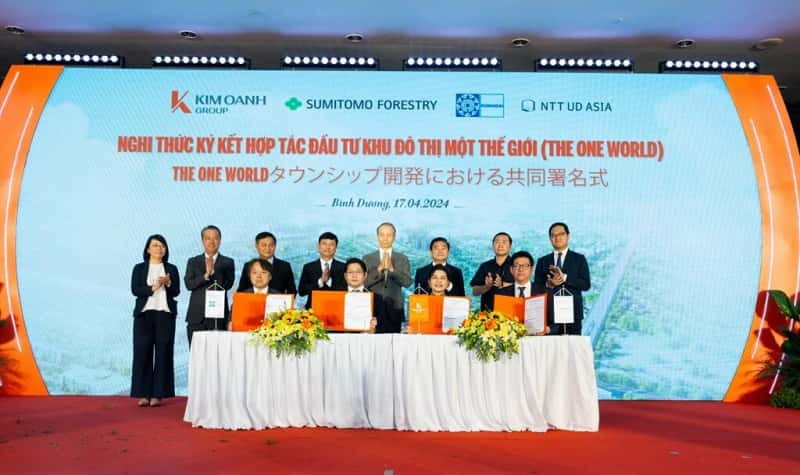 Dai dien kim oanh chup anh cung doi tac ki quyet dinh dau tu