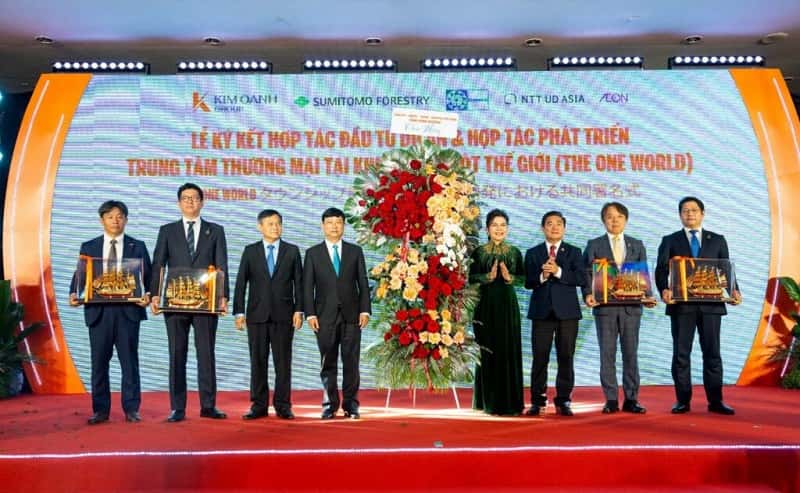 Dai dien kim oanh chup anh cung doi tac