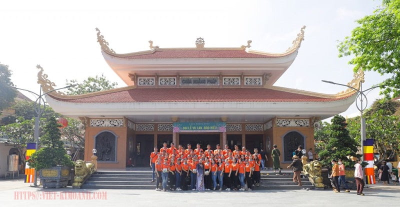 Chủ tịch Kim Oanh Group cùng CBNV chụp hình kỉ niệm tại chàa Hoàng Pháp