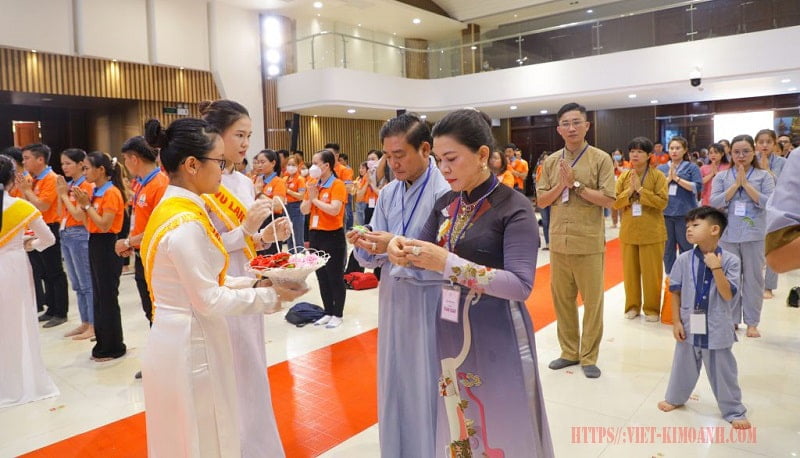 Đại diện kim oanh group thực hiện nghi thức của chùa