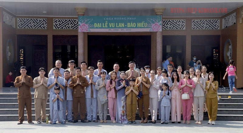 Do ngu quan ly Kim Oanh Group chup hinh luu niem tai chua Hoang Phap
