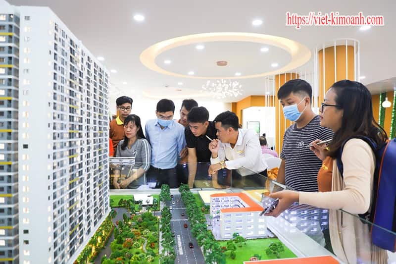 Khach hang tham quan Legacy Central