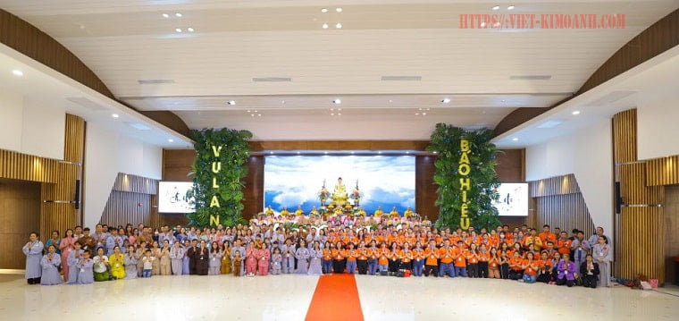 Kim oanh group va cac phat tu chup hinh luu niem
