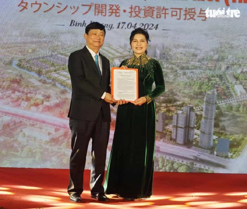 Bà Đặng Thị Kim Oanh nhận quyết định chấp thuận chủ trương đầu tư dự án Một Thế Giới